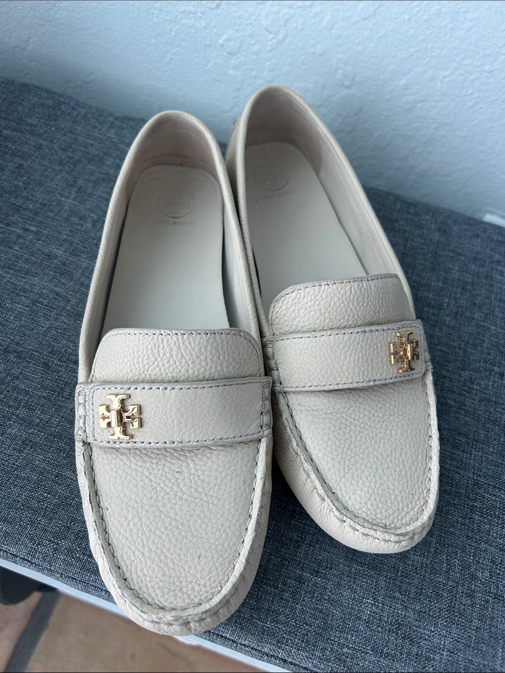Tory Burch Cream Pebbled Leather Loafers with Gold Logo Hardware